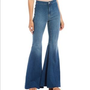 Free people ‘Float on’ flare jeans! 💙